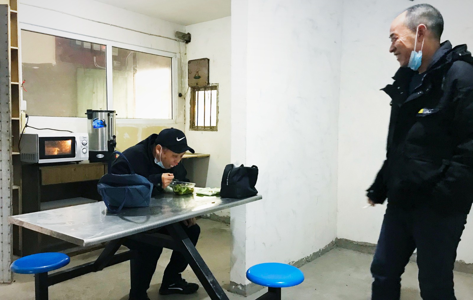 10月份，公司新租建駕駛員休息室之一，駕駛員在休息室內(nèi)愉悅休息與交談.jpg